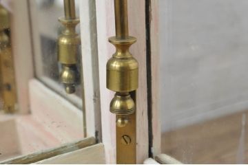 フランスアンティーク　ペイント仕上げ限定　柱時計のようなフォルムがおしゃれ!!　高級な真鍮(しんちゅう)金具の壁掛けガラスケース(ウォールキャビネット、収納棚、吊り戸棚、ショーケース、Gケース、コレクションケース、ディスプレイケース、飾り棚、店舗什器)(R-080826)