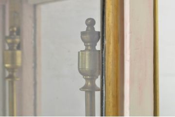 フランスアンティーク　ペイント仕上げ限定　柱時計のようなフォルムがおしゃれ!!　高級な真鍮(しんちゅう)金具の壁掛けガラスケース(ウォールキャビネット、収納棚、吊り戸棚、ショーケース、Gケース、コレクションケース、ディスプレイケース、飾り棚、店舗什器)(R-080826)