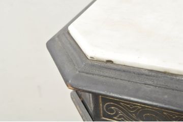 フランスアンティーク　ブラックペイント　天板大理石　美しい彫刻のサイドテーブル(カフェテーブル、コーヒーテーブル、ナイトテーブル、コンソールテーブル)(R-080828)