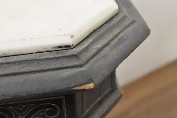 フランスアンティーク　ブラックペイント　天板大理石　美しい彫刻のサイドテーブル(カフェテーブル、コーヒーテーブル、ナイトテーブル、コンソールテーブル)(R-080828)