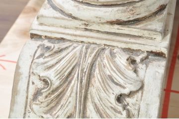 フランスアンティーク　天板大理石　ギリシャ神殿のような彫刻が目を引くシャビーなダイニングテーブル(4人掛け、6人掛け、作業台)(R-080832)