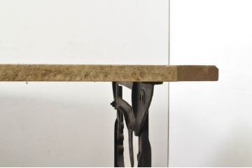 フランスアンティーク　鋳鉄レッグ　天板松(マツ)材　インダストリアルな雰囲気たっぷりの無骨さが素敵な鉄脚作業台(ワークテーブル、アイアンテーブル、ディスプレイテーブル、展示台、飾り台、店舗什器)(R-080834)