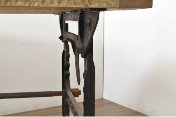 フランスアンティーク　鋳鉄レッグ　天板松(マツ)材　インダストリアルな雰囲気たっぷりの無骨さが素敵な鉄脚作業台(ワークテーブル、アイアンテーブル、ディスプレイテーブル、展示台、飾り台、店舗什器)(R-080834)