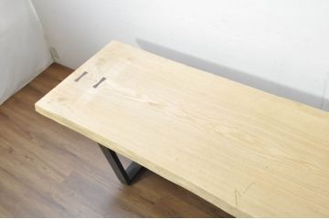 中古　オーダー製作品　鉄脚(アイアンレッグ)のすっきりとしたデザインが魅力的なタモ材一枚板の特大テーブル(食卓、4人掛け、6人掛け、ダイニングテーブル、作業台、ワークテーブル)(製作費約60万円)(R-080839)