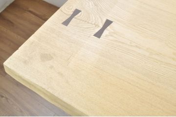 中古　オーダー製作品　鉄脚(アイアンレッグ)のすっきりとしたデザインが魅力的なタモ材一枚板の特大テーブル(食卓、4人掛け、6人掛け、ダイニングテーブル、作業台、ワークテーブル)(製作費約60万円)(R-080839)