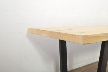 中古　オーダー製作品　鉄脚(アイアンレッグ)のすっきりとしたデザインが魅力的なタモ材一枚板の特大テーブル(食卓、4人掛け、6人掛け、ダイニングテーブル、作業台、ワークテーブル)(製作費約60万円)(R-080839)