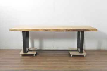 中古　ナチュラルな木色を活かした天板とすっきりとしたデザインが素敵な鉄脚(アイアンレッグ)のダイニングテーブル(食卓、4人掛け、6人掛け、作業台、ワークテーブル)(制作費約75万円)(R-080840)
