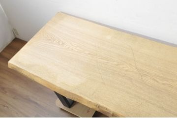 中古　ナチュラルな木色を活かした天板とすっきりとしたデザインが素敵な鉄脚(アイアンレッグ)のダイニングテーブル(食卓、4人掛け、6人掛け、作業台、ワークテーブル)(制作費約75万円)(R-080840)