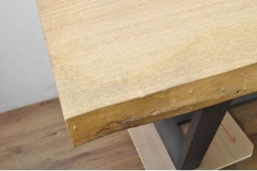 中古　ナチュラルな木色を活かした天板とすっきりとしたデザインが素敵な鉄脚(アイアンレッグ)のダイニングテーブル(食卓、4人掛け、6人掛け、作業台、ワークテーブル)(制作費約75万円)(R-080840)