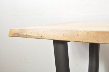 中古　ナチュラルな木色を活かした天板とすっきりとしたデザインが素敵な鉄脚(アイアンレッグ)のダイニングテーブル(食卓、4人掛け、6人掛け、作業台、ワークテーブル)(制作費約75万円)(R-080840)