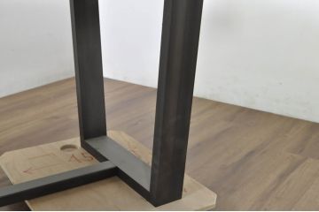 中古　ナチュラルな木色を活かした天板とすっきりとしたデザインが素敵な鉄脚(アイアンレッグ)のダイニングテーブル(食卓、4人掛け、6人掛け、作業台、ワークテーブル)(制作費約75万円)(R-080840)