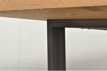 中古　ナチュラルな木色を活かした天板とすっきりとしたデザインが素敵な鉄脚(アイアンレッグ)のダイニングテーブル(食卓、4人掛け、6人掛け、作業台、ワークテーブル)(制作費約75万円)(R-080840)