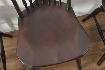 中古　美品　希少な廃番品　IDC大塚家具取り扱い　秋田木工　落ち着いた色味と滑らかな質感が美しいウィンザーチェア4脚セット(ダイニングチェア、アームレスチェア、椅子、イス、バラ売り可能)(定価4脚で約30万円)(R-080841)