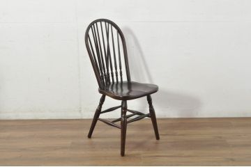 中古　美品　希少な廃番品　IDC大塚家具取り扱い　秋田木工　落ち着いた色味と滑らかな質感が美しいウィンザーチェア4脚セット(ダイニングチェア、アームレスチェア、椅子、イス、バラ売り可能)(定価4脚で約30万円)(R-080841)