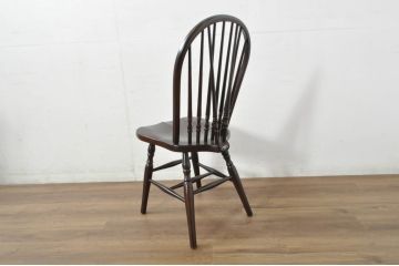 中古　美品　希少な廃番品　IDC大塚家具取り扱い　秋田木工　落ち着いた色味と滑らかな質感が美しいウィンザーチェア4脚セット(ダイニングチェア、アームレスチェア、椅子、イス、バラ売り可能)(定価4脚で約30万円)(R-080841)