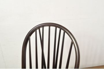中古　美品　希少な廃番品　IDC大塚家具取り扱い　秋田木工　落ち着いた色味と滑らかな質感が美しいウィンザーチェア4脚セット(ダイニングチェア、アームレスチェア、椅子、イス、バラ売り可能)(定価4脚で約30万円)(R-080841)