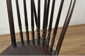 中古　美品　希少な廃番品　IDC大塚家具取り扱い　秋田木工　落ち着いた色味と滑らかな質感が美しいウィンザーチェア4脚セット(ダイニングチェア、アームレスチェア、椅子、イス、バラ売り可能)(定価4脚で約30万円)(R-080841)