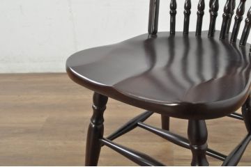 中古　美品　希少な廃番品　IDC大塚家具取り扱い　秋田木工　落ち着いた色味と滑らかな質感が美しいウィンザーチェア4脚セット(ダイニングチェア、アームレスチェア、椅子、イス、バラ売り可能)(定価4脚で約30万円)(R-080841)