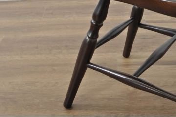 中古　美品　希少な廃番品　IDC大塚家具取り扱い　秋田木工　落ち着いた色味と滑らかな質感が美しいウィンザーチェア4脚セット(ダイニングチェア、アームレスチェア、椅子、イス、バラ売り可能)(定価4脚で約30万円)(R-080841)