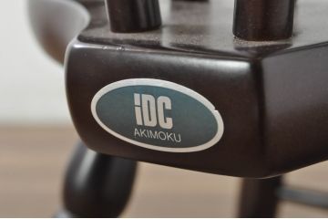 中古　美品　希少な廃番品　IDC大塚家具取り扱い　秋田木工　落ち着いた色味と滑らかな質感が美しいウィンザーチェア4脚セット(ダイニングチェア、アームレスチェア、椅子、イス、バラ売り可能)(定価4脚で約30万円)(R-080841)