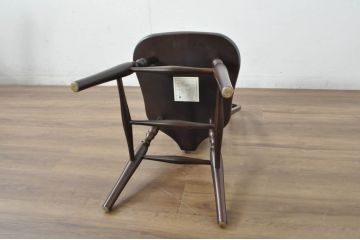 中古　美品　希少な廃番品　IDC大塚家具取り扱い　秋田木工　落ち着いた色味と滑らかな質感が美しいウィンザーチェア4脚セット(ダイニングチェア、アームレスチェア、椅子、イス、バラ売り可能)(定価4脚で約30万円)(R-080841)