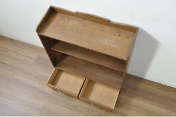 和製アンティーク　明るい木の色味がお部屋に取り入れやすい古い栓材の引き出し付き本棚(ブックシェルフ、飾り棚)(R-080848)