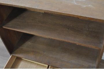 和製アンティーク　明るい木の色味がお部屋に取り入れやすい古い栓材の引き出し付き本棚(ブックシェルフ、飾り棚)(R-080848)