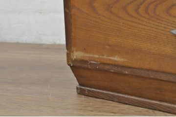 和製アンティーク　明るい木の色味がお部屋に取り入れやすい古い栓材の引き出し付き本棚(ブックシェルフ、飾り棚)(R-080848)