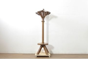 中古　美品!!　オランダ　オーク無垢材　上部が回転する木のぬくもり感じるスツール付きポールハンガー(コートハンガー、帽子掛け)(定価約13万円)(R-080849)