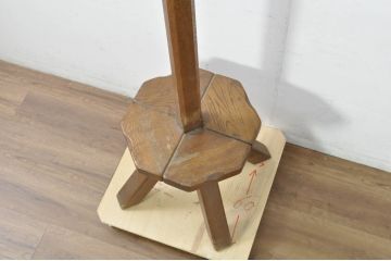 中古　美品!!　オランダ　オーク無垢材　上部が回転する木のぬくもり感じるスツール付きポールハンガー(コートハンガー、帽子掛け)(定価約13万円)(R-080849)