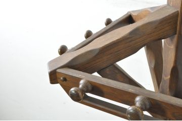 中古　美品!!　オランダ　オーク無垢材　上部が回転する木のぬくもり感じるスツール付きポールハンガー(コートハンガー、帽子掛け)(定価約13万円)(R-080849)