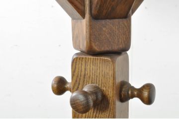 中古　美品!!　オランダ　オーク無垢材　上部が回転する木のぬくもり感じるスツール付きポールハンガー(コートハンガー、帽子掛け)(定価約13万円)(R-080849)