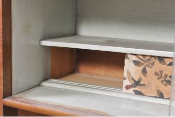 和製ビンテージ　かわいいデザイン!!　小さなレトロ茶箪笥(茶棚、食器棚、収納棚、戸棚、飾り棚、キャビネット、ヴィンテージ)(R-080850)