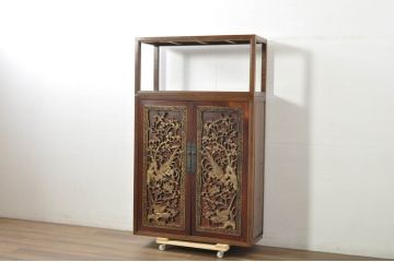 アジアンアンティーク　希少　中国美術　花梨(カリン)材　彫刻入りの扉が目を惹く茶棚(収納棚、戸棚、飾り棚、茶箪笥、サイドキャビネット)(R-080854)