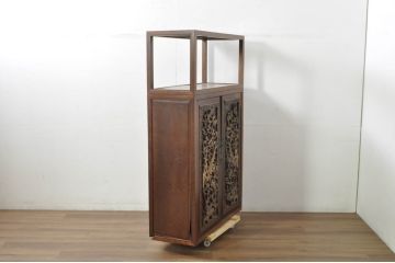 アジアンアンティーク　希少　中国美術　花梨(カリン)材　彫刻入りの扉が目を惹く茶棚(収納棚、戸棚、飾り棚、茶箪笥、サイドキャビネット)(R-080854)