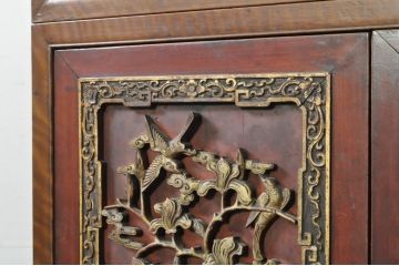 アジアンアンティーク　希少　中国美術　花梨(カリン)材　彫刻入りの扉が目を惹く茶棚(収納棚、戸棚、飾り棚、茶箪笥、サイドキャビネット)(R-080854)