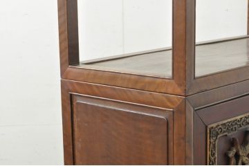 アジアンアンティーク　希少　中国美術　花梨(カリン)材　彫刻入りの扉が目を惹く茶棚(収納棚、戸棚、飾り棚、茶箪笥、サイドキャビネット)(R-080854)