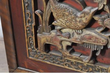 アジアンアンティーク　希少　中国美術　花梨(カリン)材　彫刻入りの扉が目を惹く茶棚(収納棚、戸棚、飾り棚、茶箪笥、サイドキャビネット)(R-080854)