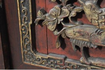 アジアンアンティーク　希少　中国美術　花梨(カリン)材　彫刻入りの扉が目を惹く茶棚(収納棚、戸棚、飾り棚、茶箪笥、サイドキャビネット)(R-080854)