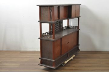  和製ビンテージ　高級品　国産　職人手作り　工芸家具　高級杉(スギ)材　透かし彫り　漆(うるし)塗り　職人こだわりの繊細かつ豪華な彫りが目を引く大型茶棚(茶箪笥、飾り棚、民芸箪笥、収納棚、戸棚、陳列棚、ヴィンテージ)(定価推定100万円)(R-080855)