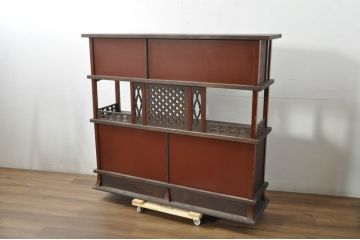  和製ビンテージ　高級品　国産　職人手作り　工芸家具　高級杉(スギ)材　透かし彫り　漆(うるし)塗り　職人こだわりの繊細かつ豪華な彫りが目を引く大型茶棚(茶箪笥、飾り棚、民芸箪笥、収納棚、戸棚、陳列棚、ヴィンテージ)(定価推定100万円)(R-080855)