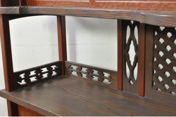  和製ビンテージ　高級品　国産　職人手作り　工芸家具　高級杉(スギ)材　透かし彫り　漆(うるし)塗り　職人こだわりの繊細かつ豪華な彫りが目を引く大型茶棚(茶箪笥、飾り棚、民芸箪笥、収納棚、戸棚、陳列棚、ヴィンテージ)(定価推定100万円)(R-080855)