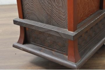  和製ビンテージ　高級品　国産　職人手作り　工芸家具　高級杉(スギ)材　透かし彫り　漆(うるし)塗り　職人こだわりの繊細かつ豪華な彫りが目を引く大型茶棚(茶箪笥、飾り棚、民芸箪笥、収納棚、戸棚、陳列棚、ヴィンテージ)(定価推定100万円)(R-080855)