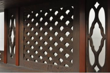  和製ビンテージ　高級品　国産　職人手作り　工芸家具　高級杉(スギ)材　透かし彫り　漆(うるし)塗り　職人こだわりの繊細かつ豪華な彫りが目を引く大型茶棚(茶箪笥、飾り棚、民芸箪笥、収納棚、戸棚、陳列棚、ヴィンテージ)(定価推定100万円)(R-080855)