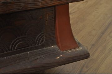  和製ビンテージ　高級品　国産　職人手作り　工芸家具　高級杉(スギ)材　透かし彫り　漆(うるし)塗り　職人こだわりの繊細かつ豪華な彫りが目を引く大型茶棚(茶箪笥、飾り棚、民芸箪笥、収納棚、戸棚、陳列棚、ヴィンテージ)(定価推定100万円)(R-080855)