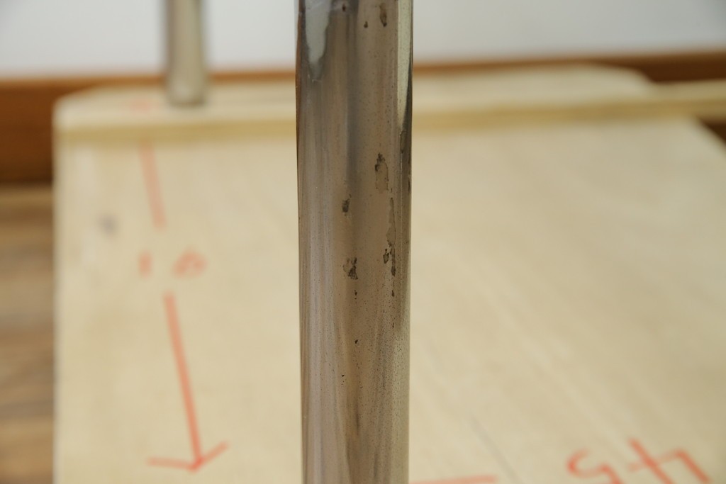 イタリアビンテージ　希少　Cassina(カッシーナ)　ル・コルビュジエ(Le Corbusier)　10 TABLE EN TUBE(ターブル アン テューブ)　LC10　スタイリッシュな佇まいが魅力的なガラスのローテーブル　定価約40万円　(R-080858)