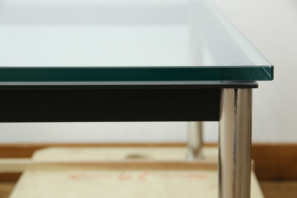 イタリアビンテージ　希少　Cassina(カッシーナ)　ル・コルビュジエ(Le Corbusier)　10 TABLE EN TUBE(ターブル アン テューブ)　LC10　スタイリッシュな佇まいが魅力的なガラスのローテーブル　定価約40万円　(R-080858)
