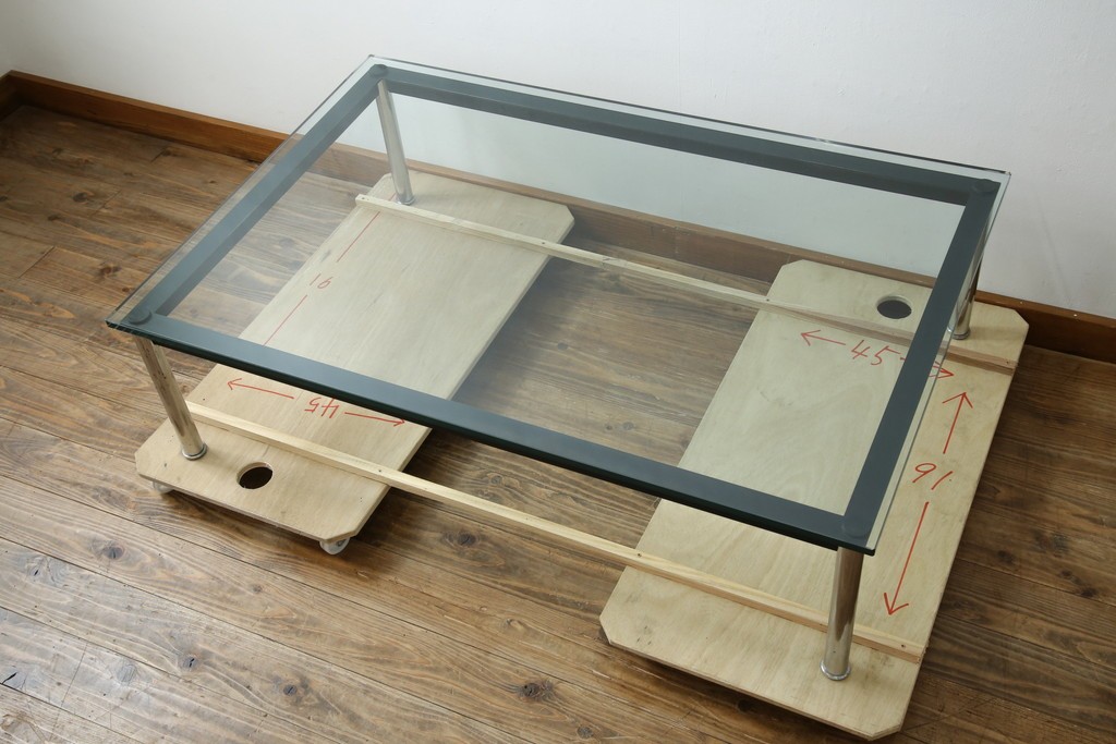 イタリアビンテージ　希少　Cassina(カッシーナ)　ル・コルビュジエ(Le Corbusier)　10 TABLE EN TUBE(ターブル アン テューブ)　LC10　スタイリッシュな佇まいが魅力的なガラスのローテーブル　定価約40万円　(R-080858)