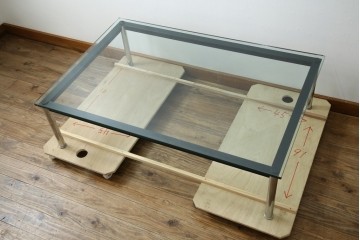 イタリアビンテージ　希少　Cassina(カッシーナ)　ル・コルビュジエ(Le Corbusier)　10 TABLE EN TUBE(ターブル アン テューブ)　LC10　スタイリッシュな佇まいが魅力的なガラスのローテーブル　定価約40万円　(R-080858)