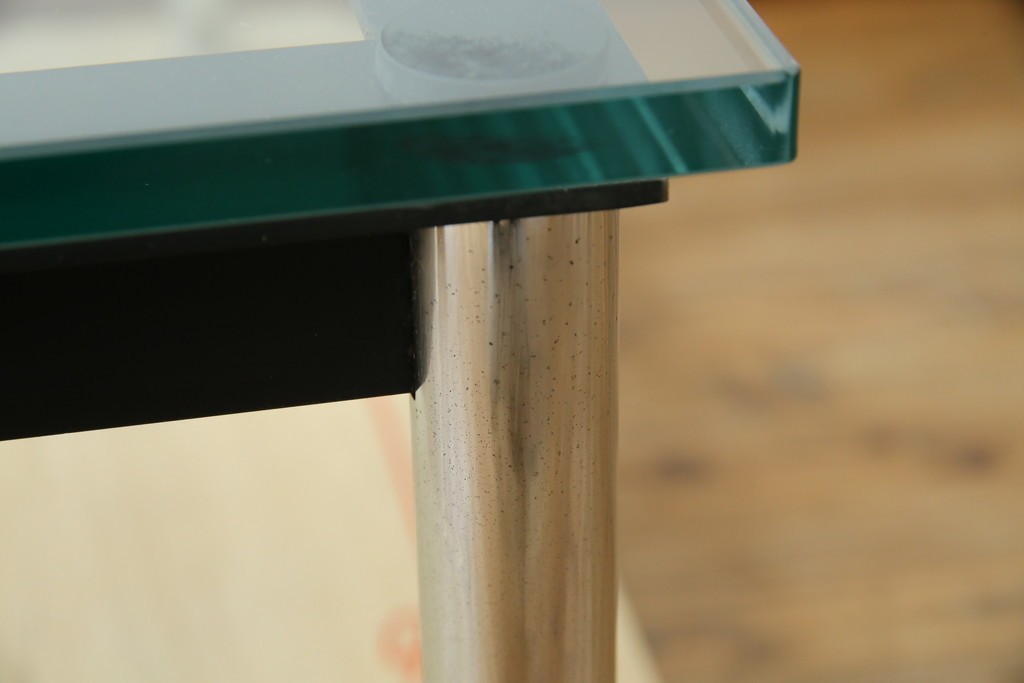 イタリアビンテージ　希少　Cassina(カッシーナ)　ル・コルビュジエ(Le Corbusier)　10 TABLE EN TUBE(ターブル アン テューブ)　LC10　スタイリッシュな佇まいが魅力的なガラスのローテーブル　定価約40万円　(R-080858)
